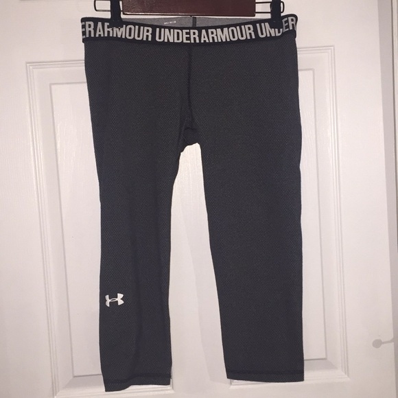 Under Armour Pants - 💥 Fitted Under Armour Capris